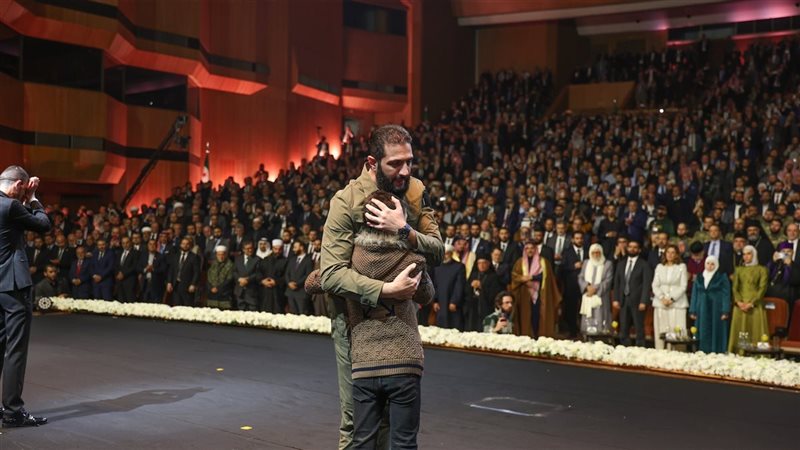 بالفيديو : الرئيس أحمد الشرع وزوجته يذرفون الدموع عند سماعهم لقصص معاناة الشباب السوري خلال حكم الأسد