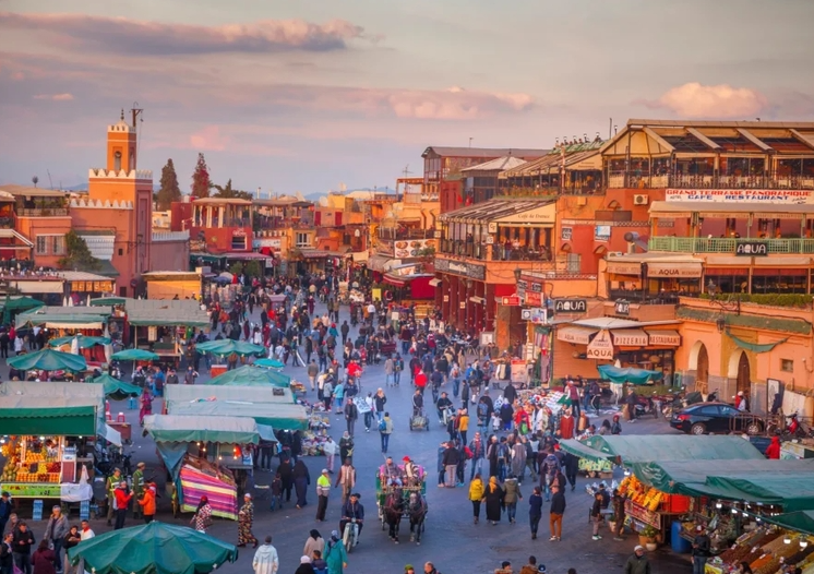 مراكش: الرياض التقليدي أم الفندق العصري؟ الاختيار المثالي