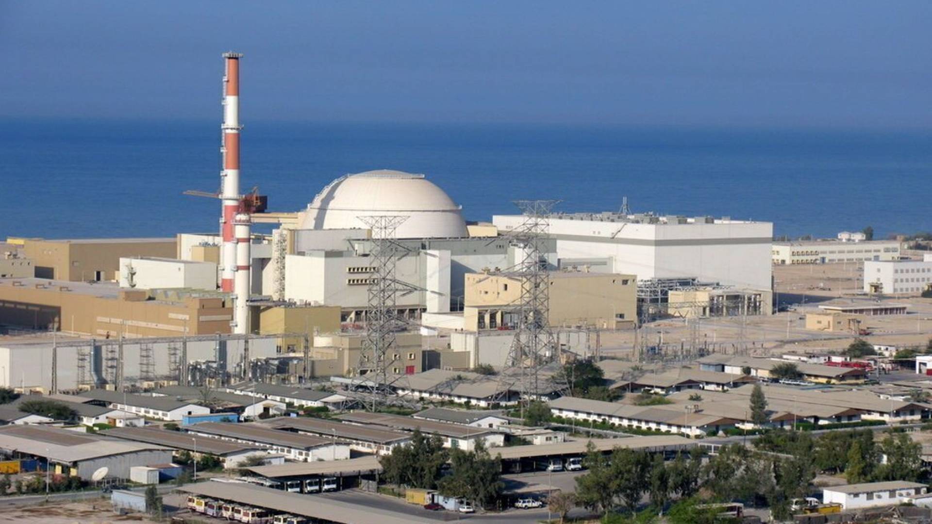 روسيا تجلي 600 موظف من محطة بوشهر النووية عقب بدء الضربات على إيران