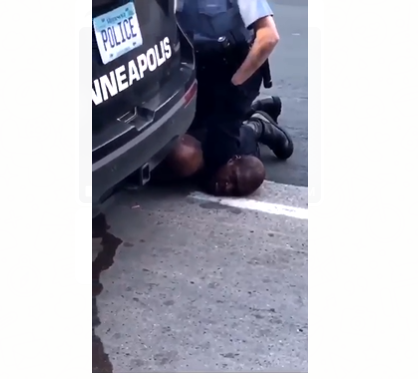 بالفيديو ..  غضب عارم في امريكا بعد ان وضع شرطي قدمه على رجل اسود حتى قتله