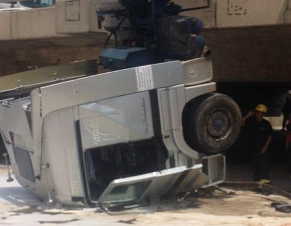 صور: رأس شاحنة يهوي من فوق جسر السامر شرق جدة