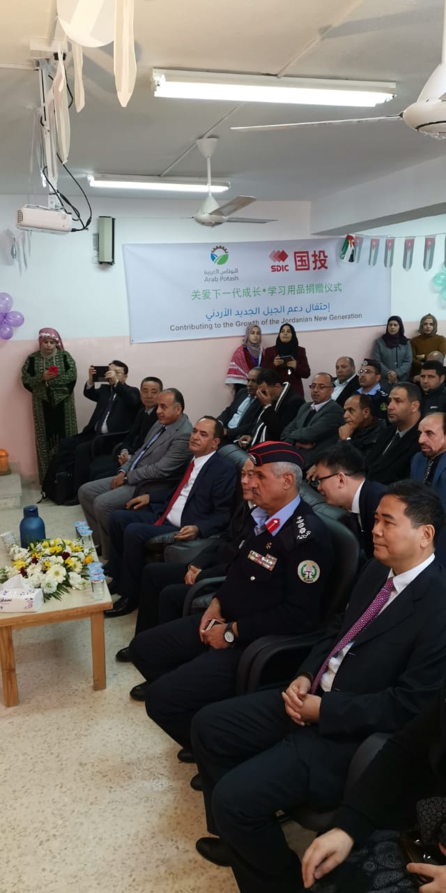 رئيس مجلس ادارة شركة البوتاس يرافقه وفد صيني يزوران مدرسة بنات وادي موسى الثانوية