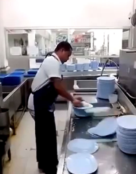 بالفيديو: شاهد أسرع رجل في تنظيف الأطباق