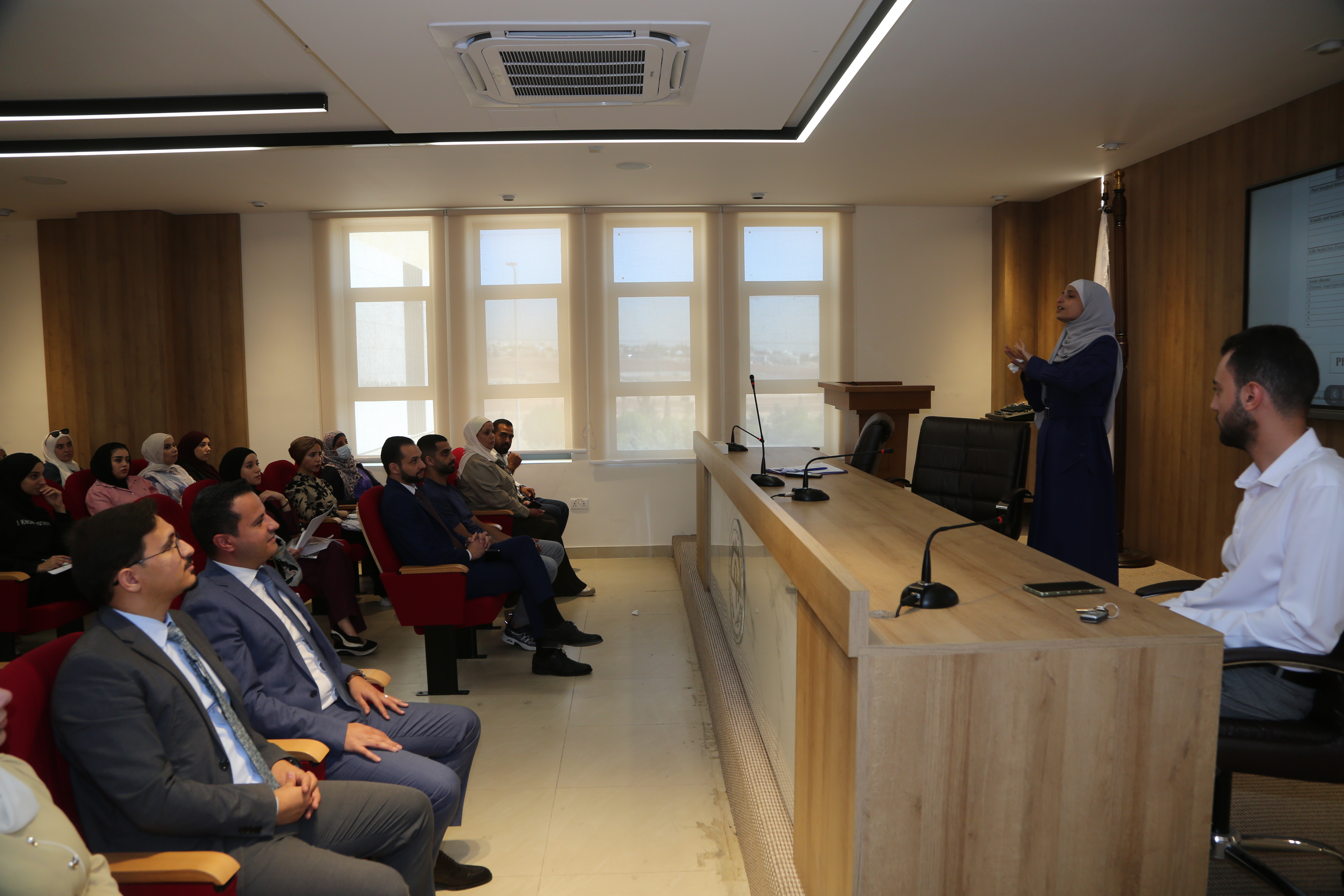 كلية الصيدلة في جامعة الزيتونة الأردنية تنظّم محاضرات علمية تحضيرية لطلبة مختبر المستشفى