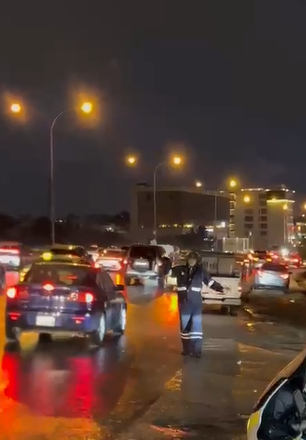 بالفيديو ..  رقيب السير في عمان ..  صامد في مواجهة الطقس القاسي