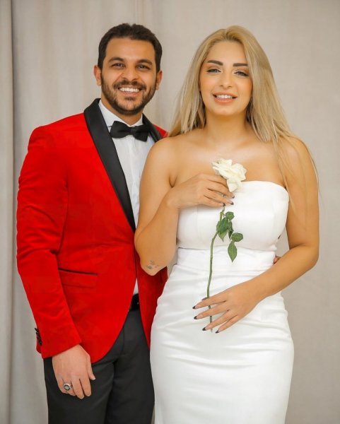بالصور و الفيديو  ..  إعلامية مصرية شهيرة تبكي و تستغيث لإنقاذ زوجها: الأمن سيقتحم منزلي و يأخذ عفشي!