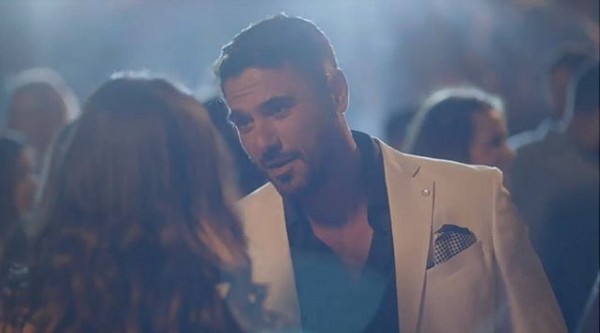 صورة مثيرة للجدل:أحمد عز في حمام السباحة مع ممثلة شهيرة