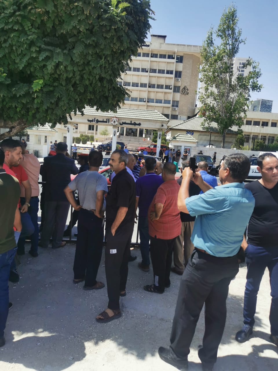 بالفيديو والصور ..  وقفة احتجاجية أمام مجلس النواب لأصحاب الباصات العمومية ومطالب بإقالة وزير النقل