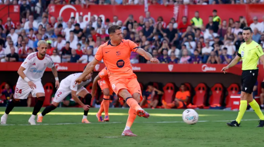 برشلونة يحدد اسم بديل ليفاندوفسكي