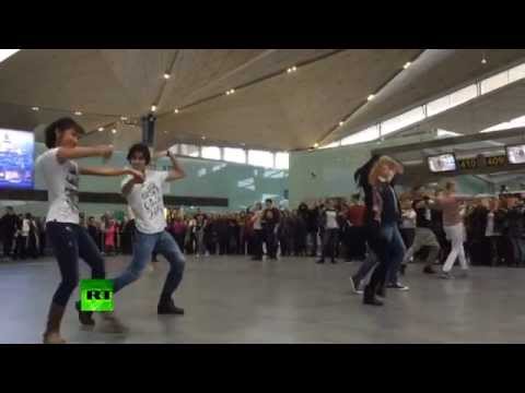 بالفيديو ..  فرقة راقصة تعرض "فلاش موب" بمطار سان بطرسبورغ 