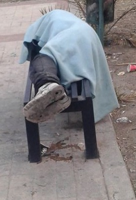 امام وزارة التنمية : ما قصة المشرد الذي ينام بشوارع المدينة الرياضية منذ 5 ايام "صور"