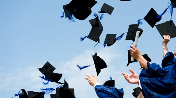 جامعة خاصة تحرم طالب يتيم من التخرج مع زملائه وتحجز على شهادته لعدم مقدرته على الدفع 