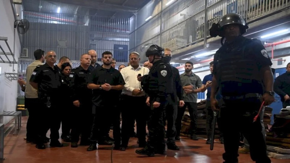 المتطرف بن غفير يقتحم زنازين الأسيرات في سجون الاحتلال