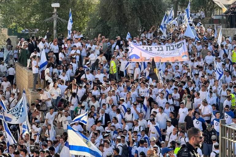 شرطة الاحتلال تعتدي بالضرب على حراس الأقصى وتبعدهم عن الساحات
