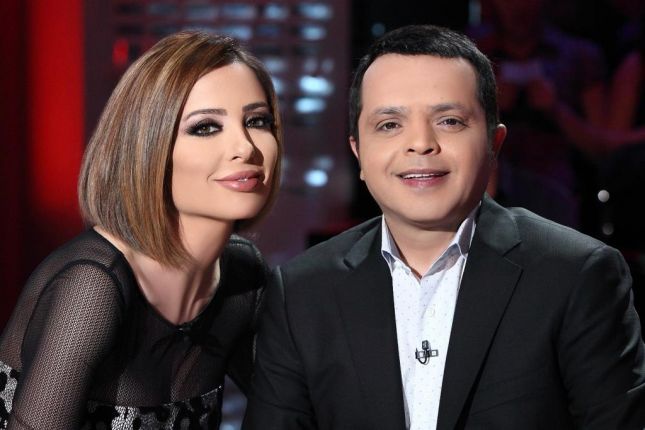 بالفيديو  ..  وفاء الكيلاني تخلع حذائها بسبب قصر محمد الهنيدي 