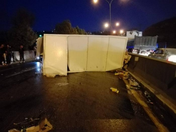 بالصور  ..  حادث سير يغلق طريق "اربد-عمان" ويتسبب بأزمة سير