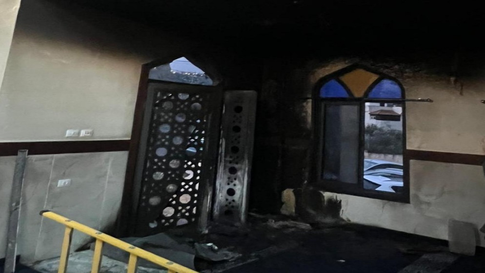 مستوطنون يحرقون مسجدا ويخطون شعارات عنصرية غرب نابلس 