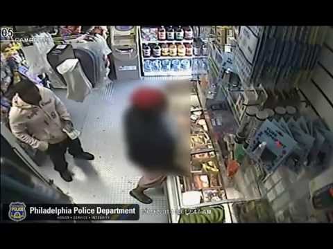 بالفيديو : وضع "موزة" في جيبه وهدد صاحب المحل بالقتل بمسدس