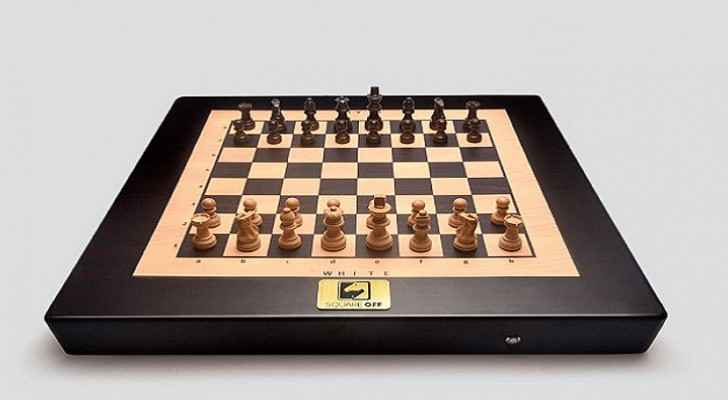 لوحة شطرنج ذكية تتحرك أحجارها ذاتيا