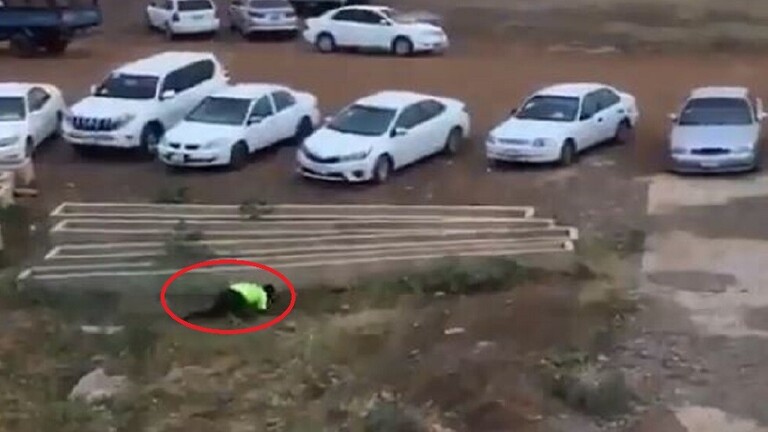 بالفيديو :جماهير سودانية تطارد حكم مباراة من الملعب حتى بيته اعتراضا على قراراته 