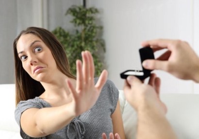 منذ حصولي على الوظيفة يتوافد علي الخطاب وأنا أرفضهم!!