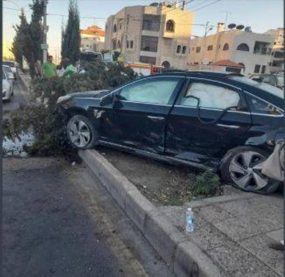 حادث سير يتسبب بأزمة مرورية في شارع المدينة المنورة