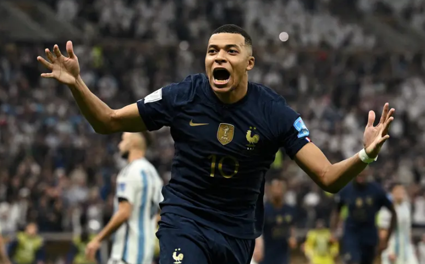 هدية مبابي تضع ضابطا فرنسيا في ورطة كبرى