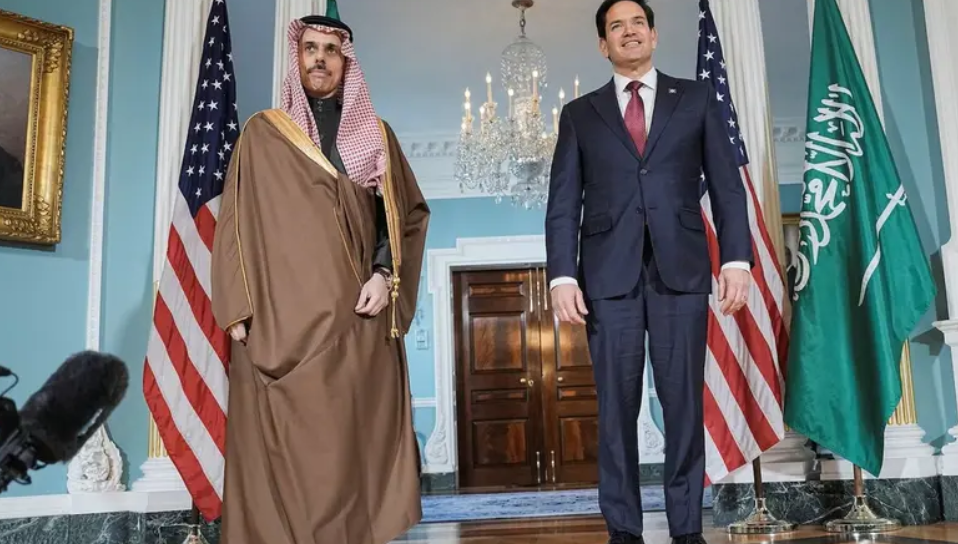 وزير الخارجية السعودي ونظيره الأميركي يبحثان تهديدات إيران الإقليمية