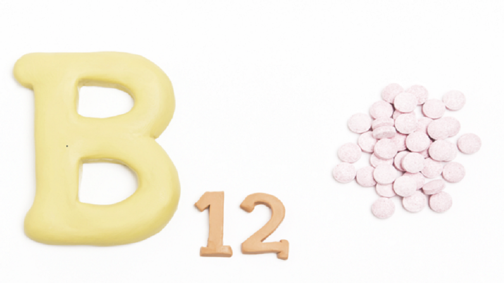 علامتان على الجسم تحذران من انخفاض مستويات فيتامين B12 بشكل خطير