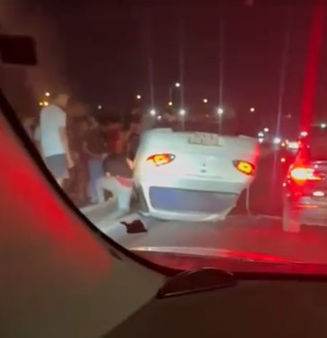 بالفيديو  ..  حادث انقلاب مركبة رأسا على عقب بالقرب من إشارة المشاغل فجر السبت 