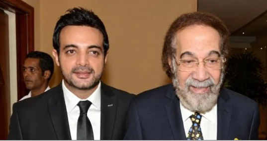 عمرو محمود ياسين ينشر فيديو نادرا لوالده وينفى ترك أسرته له فى مرضه