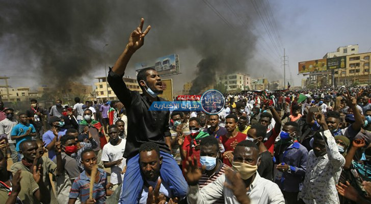السودان ..  الشرطة تطلق الغاز المسيل للدموع لتفريق المحتجين أمام القصر الرئاسي