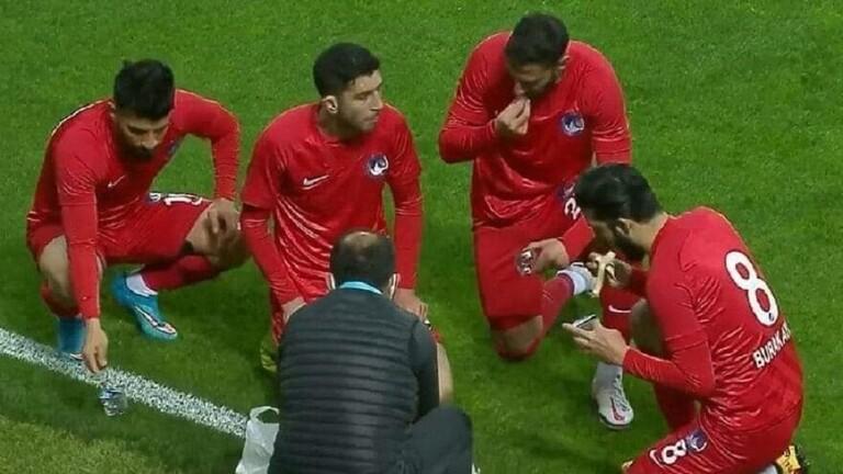 بالفيديو ..  لاعبون يفطرون أثناء المباراة في أول أيام رمضان