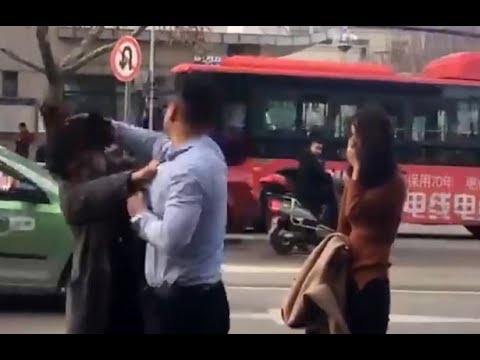 بالفيديو ..  يتعرض للضرب على يد زوجته وعشيقته في الشارع
