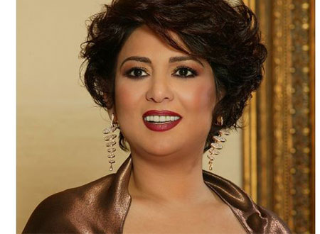 نوال الكويتية تصدم جمهورها بفستانها الأزرق المكشوف ..  صور 