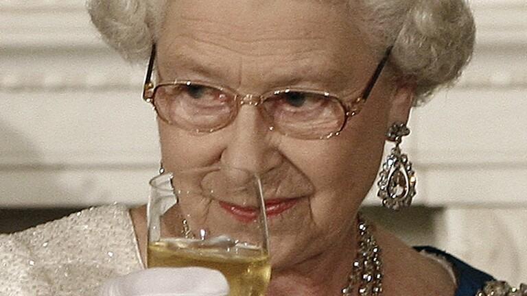 مصادر في القصر الملكي البريطاني : الملكة إليزابيث الثانية تتخلى عن تعاطي الكحول بالكامل