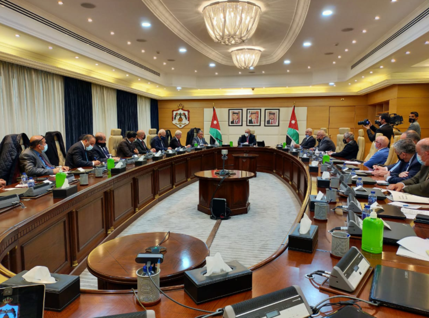 الخصاونة يلتقي مجلس النقابات المهنية  ..  صور