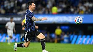 بعد منافسة بين لاعبي منتخب موريتانيا ..  مَن اللاعب الذي حصل على قميص ميسي؟(فيديو) 