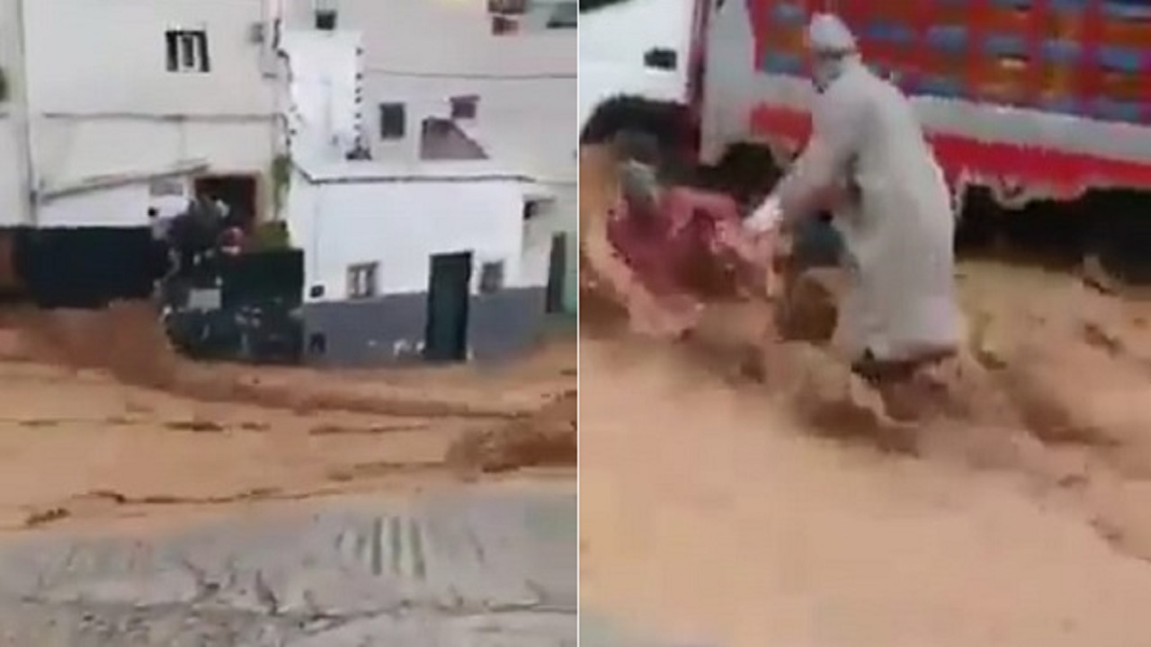 السعودية  .. فيديو بطولي لشباب ينقذون مسنة وفتاة وطفل من السيول الجارفة