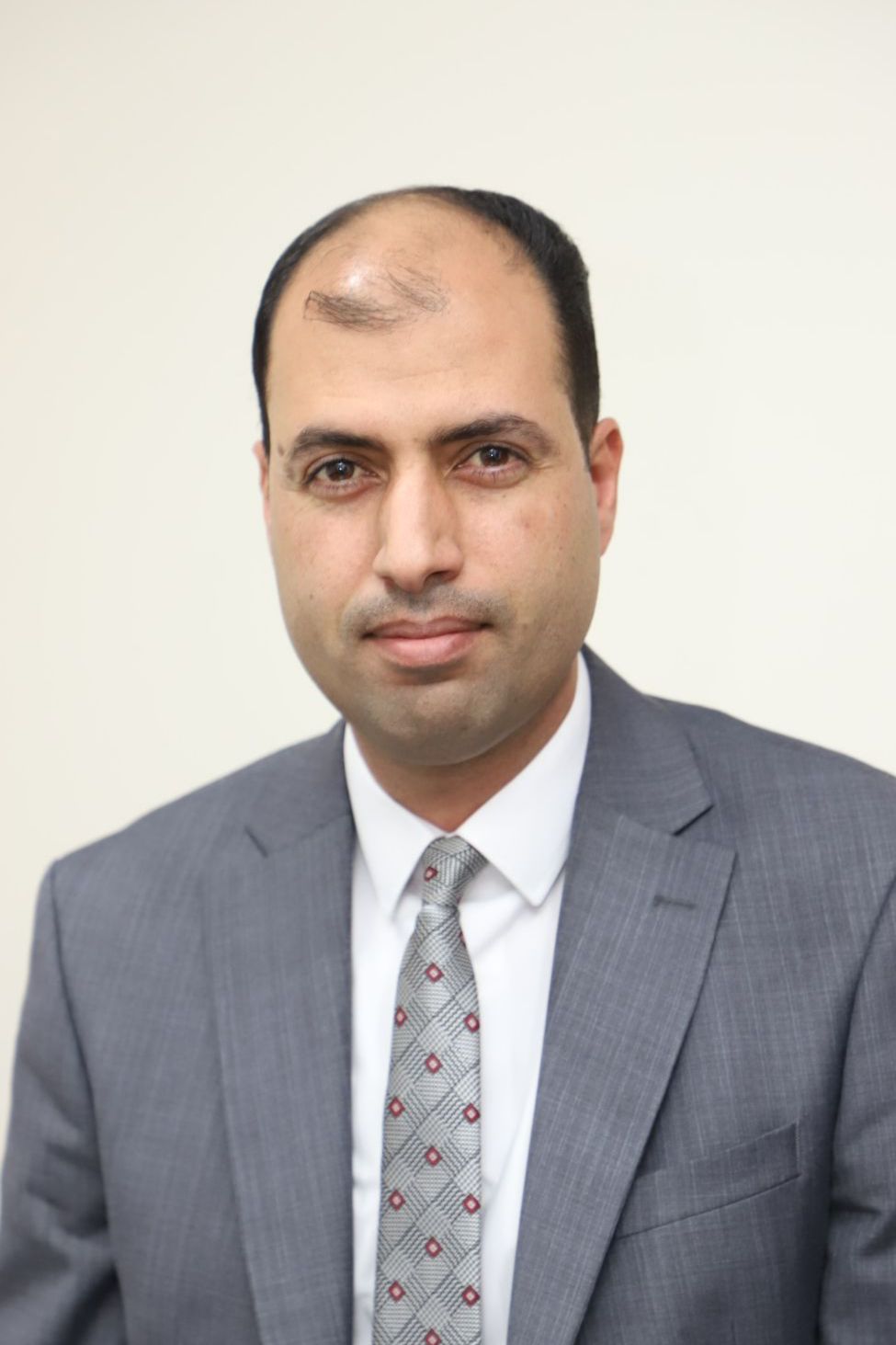 عبدالله عويضه يهنئ الدكتور شاكر أبو اصليح بحصوله على الدكتوراه في إدارة الأعمال 