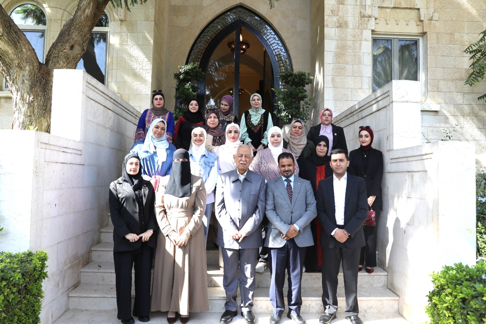 رئيس الديوان الملكي يلتقي وفدًا من مبادرة "نشميات العقبة"