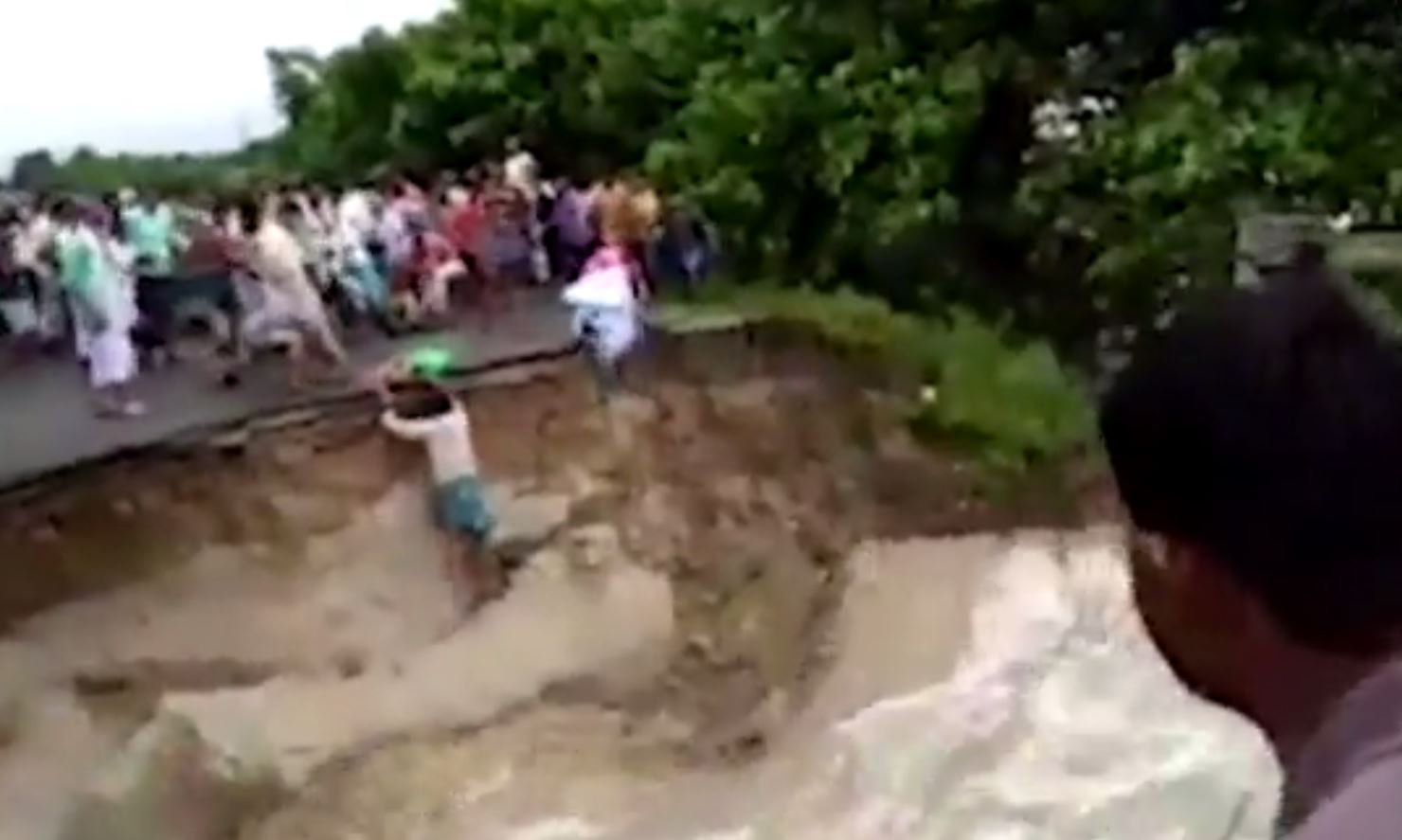 بالفيديو .. لقطات مرعبة توثق لحظة غرق أم وطفلها بانهيار جسر
