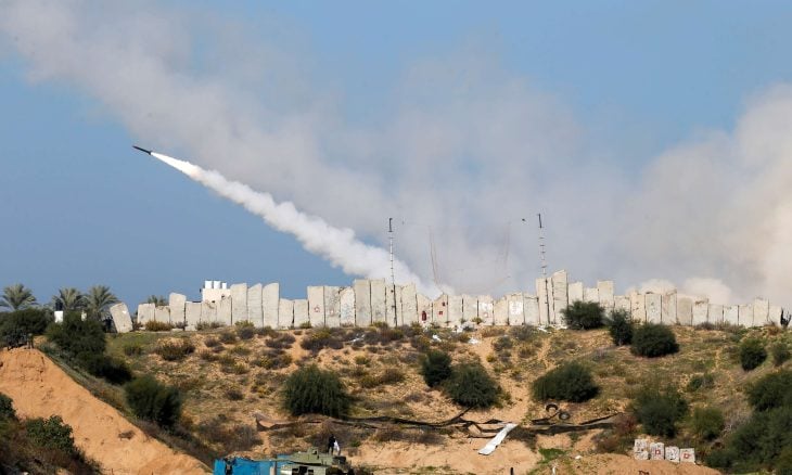 سقوط صاروخ بمنطقة مفتوحة في غلاف قطاع غزة