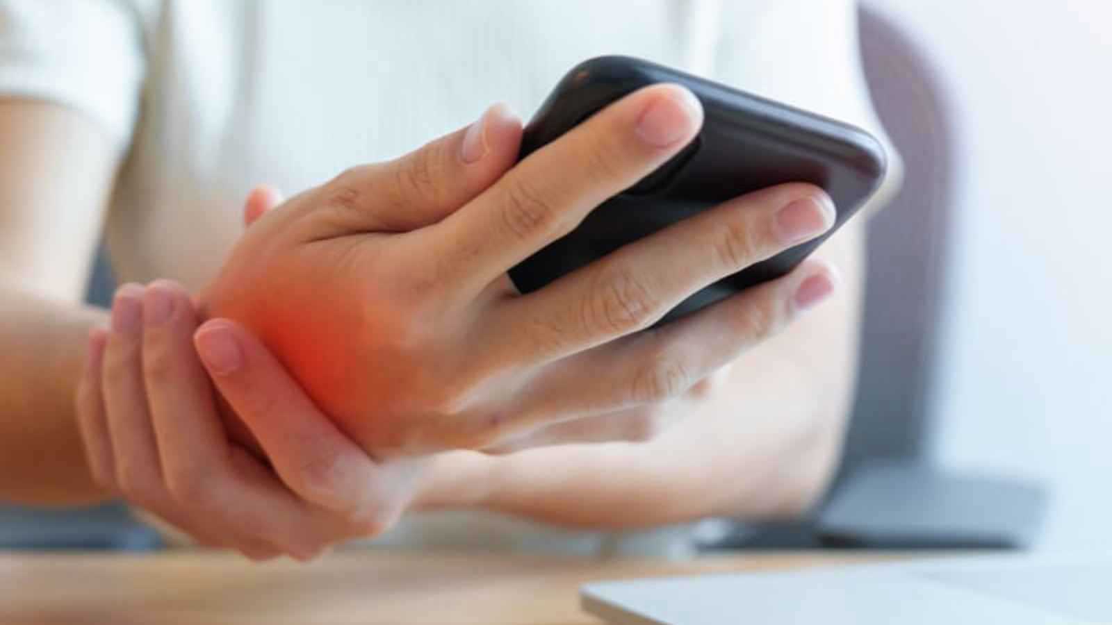كيف تؤثر طريقة حملك للهاتف الذكي على صحتك النفسية؟