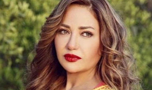 ليلى علوي تعيد نشر صور رومانسية جمعتها بـ نور الشريف ..  والسبب؟ 