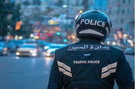 حادث بين 3 مركبات يبطئ الحركة المرورية بعد إشارة المهاجرين باتجاه الدوار الثالث