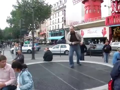 بالفيديو .. ساحر فرنسي يبهر المارة بقبعته في العاصمة باريس