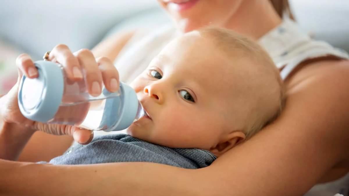 متى يمكنك البدء في تعويد طفلك على شرب الماء؟