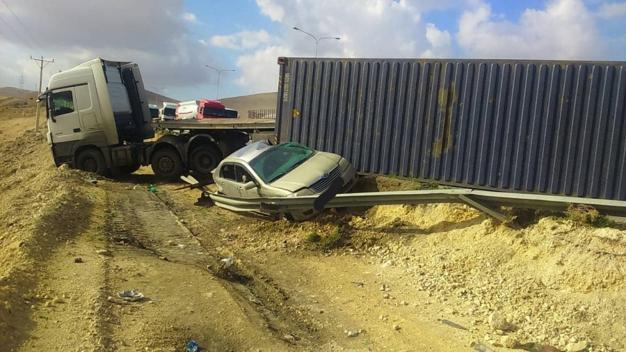 بالصور .. اصابة ٤ أشخاص اثر حادث تصادم على الطريق الصحراوي