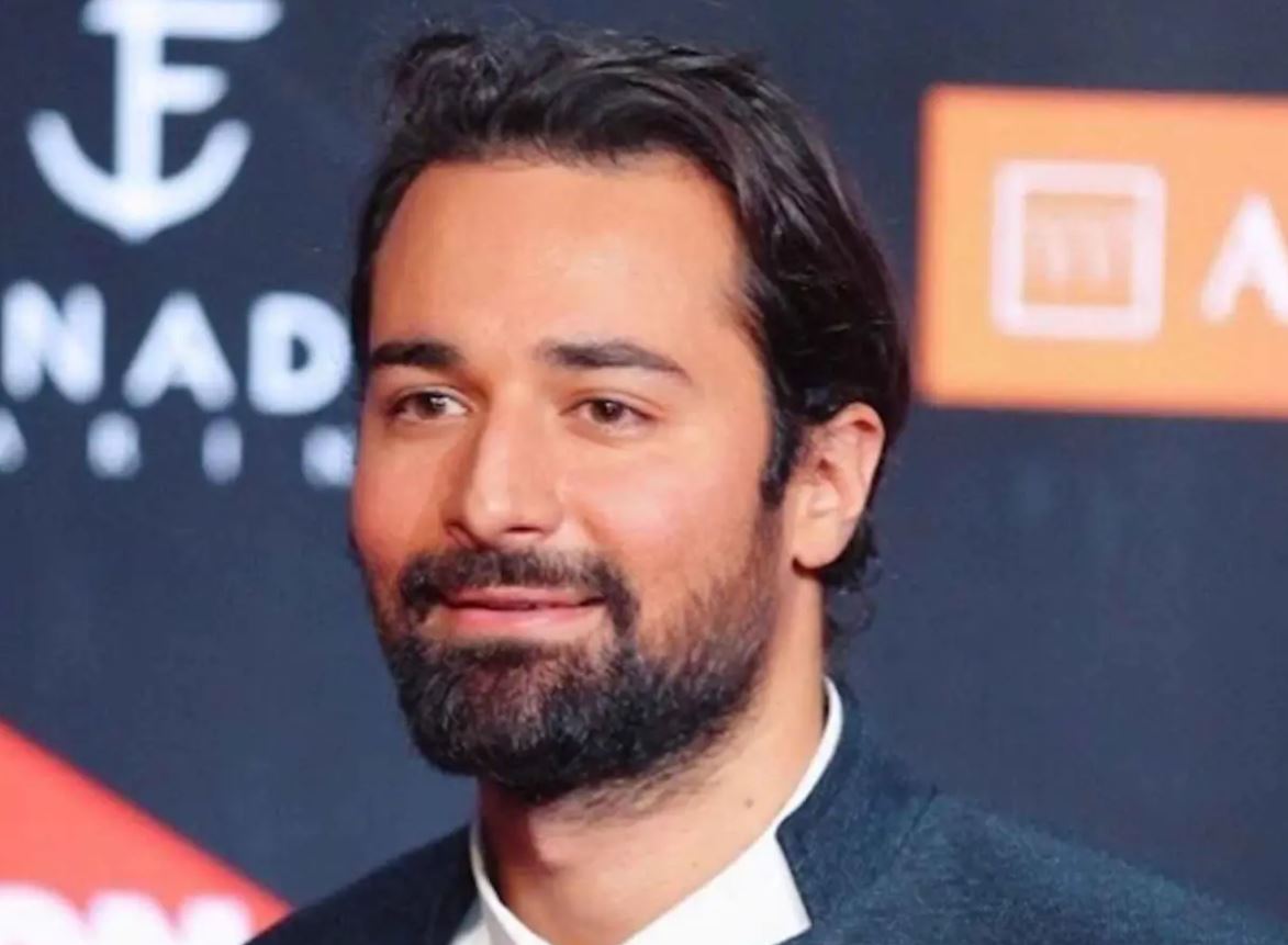 من أحمد حاتم إلى عمرو دياب ..  مواقف محرجة بين الفنانين والمعجبين  